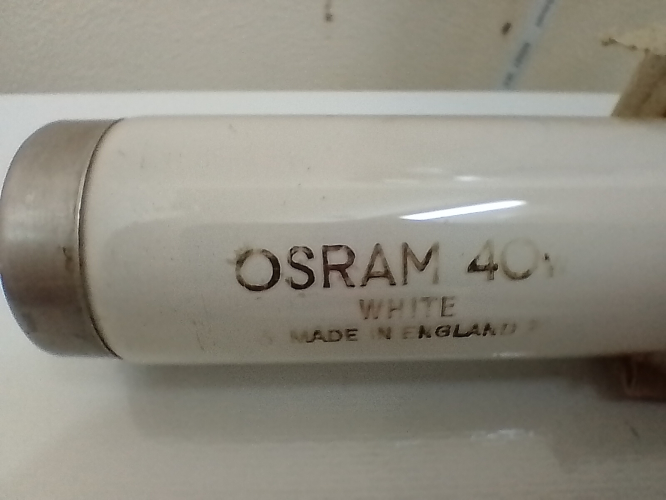 Osram 40w white 2 foot
Odd how the warm white has a right handed etch, yet this one has left hand etch! it has an earthing stripe, not as used as the warm white, this also came from Danny
