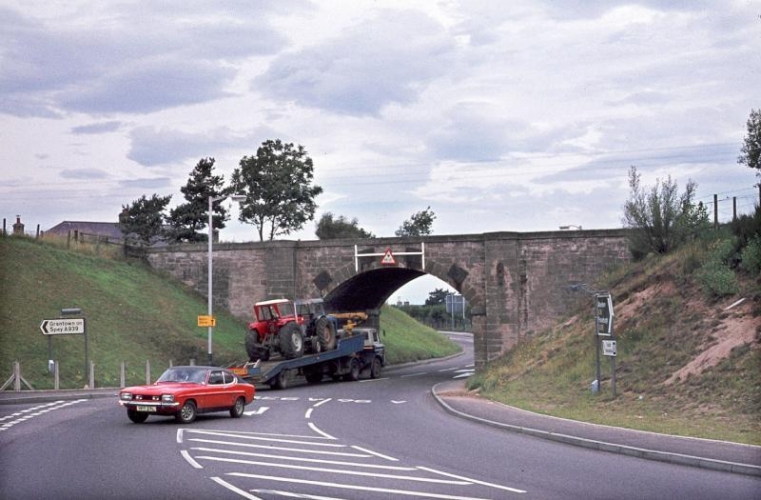 nairn 1973 A96
i never seen this before till earlier. these look like z9464s 90w sox. they were replaced early 80s with ma50s on 10m poles. between 2000 and 2009 the ma50s were replaced by son. between now and then the son has been replaced by led luma's i think
