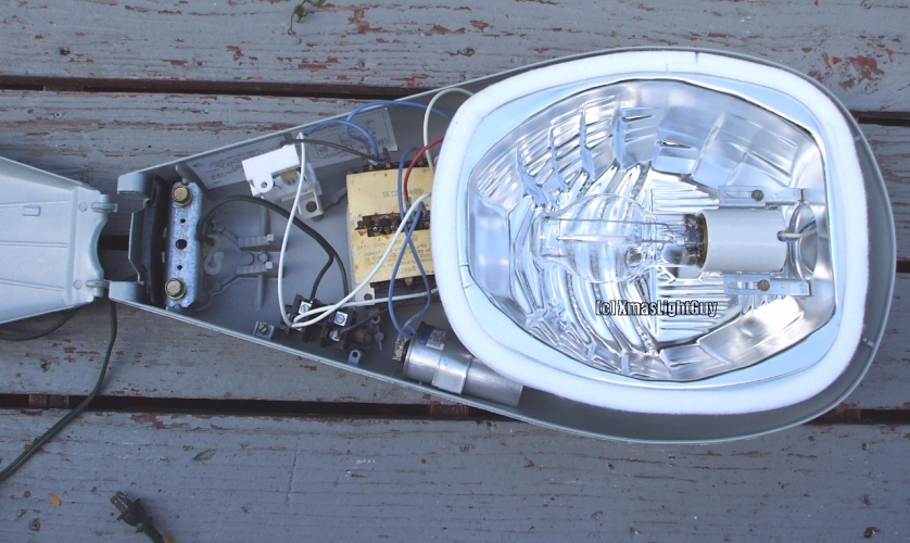 GE M-250R2 StreetLight (open)
A General Electric model M-250R2 Streetlight ... shown open to show the gear inside!
Powers a 150w HPS/SON lamp (note: US SON lamps are different from UK ones)
Its made of metal (aluminum I believe).

The GE M-250R2 is a fairly common lantern to see on larger roads where I live.
