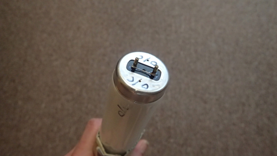 GE 2' 20W Kolorite with bodge
Brand new tube arrived with open circuit cathode. Must have been jolted. This bodge gets it working. Without the link, after cold starting it was still struggling with the writhing snake and mild flicker and getting blackened after a few hours. Poor thing.
