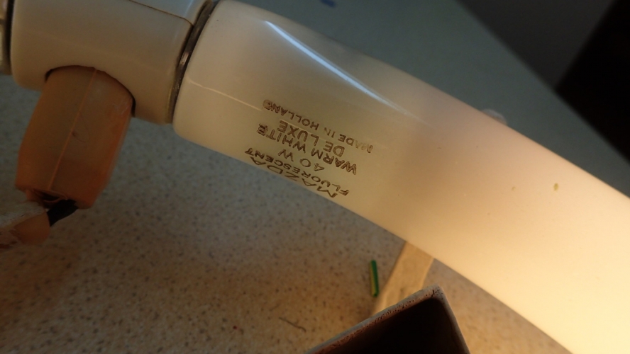 MAZDA 40W circular Warm White De Luxe
I unexpectedly got my first ready-made circular fitting today. It has a BLI choke from 1970s era but what really caught my eye was the extremely ripe tube, which must be original and made by Philips.
