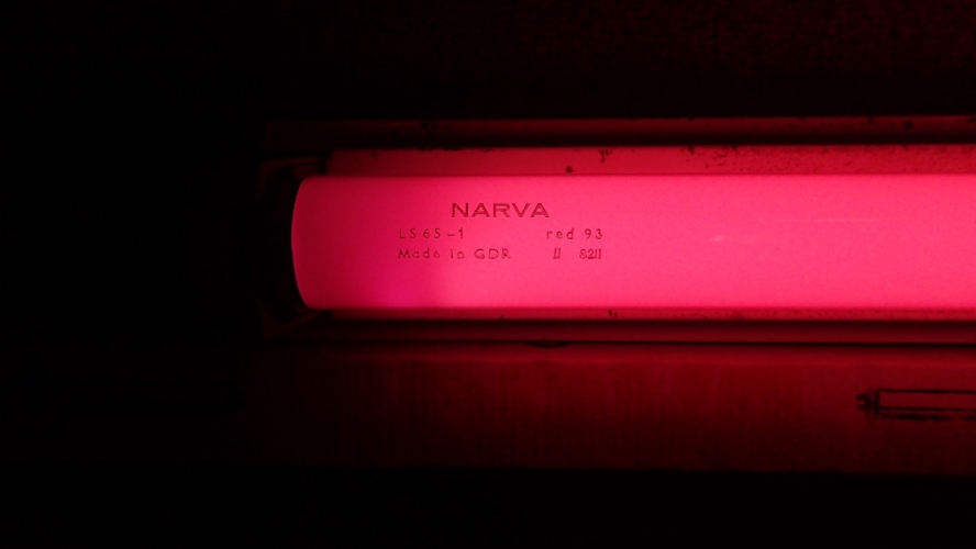 Narva 5' 65W T10 Red
This is a rarity for me - a 65W T10, but red as well. It's non-filter red, so looks white when off.
