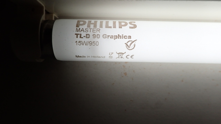 Philips 15W Colour 950
These produce the perfect light, just like sunlight on a midsummer's day.
