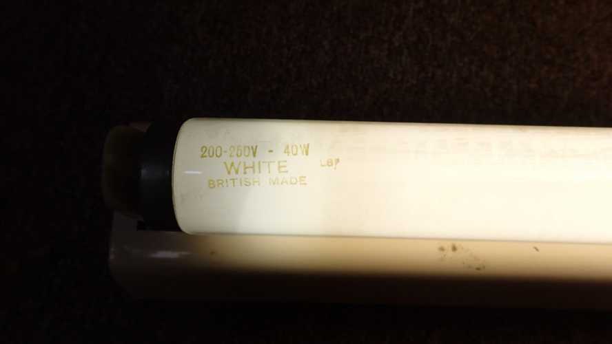 4' 40W White, unknown make
Origin is unknown. Voltage rating is well suspect.
