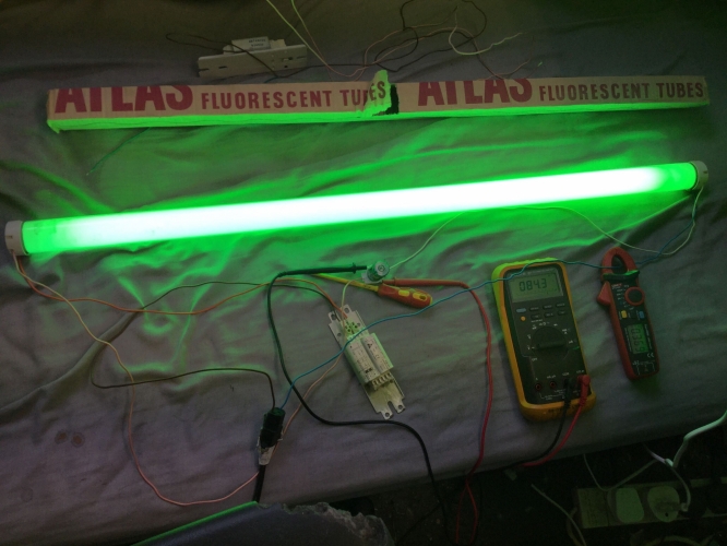 Atlas 30W T12 Green, and 30W T12 control gear experiments, 30W T8 choke
this is an experiment I have been meaning to conduct for a while now as contrary to popular belief 30W T8 and 30W T12 3ft tubes do not share the same electrical specifications 

and I have often wondered how well a 30W T12 is being driven on a normal 30W T8 choke, and also if this is why some British 3ft 30W T12 tubes where dual marked 30W/40W

see a 30W T8 is rated at about 110V 330Ma, but a 30W T12 is rated at about 85V 430Ma, so I often wondered if the dual marked tubes where so marked to say "run me on a 40W Choke please"

so I finally got round to doing a couple tests and indeed these experiments show that a 30W T12 is under run somewhat on a 30W T8 choke and runs better on a 40W T12 choke


in this picture the tube is shown running on a 30W T8 choke and if we do some maths 84*0.37*0.85=26W (the 0.85 is the power factor of the actual tube itself and must be factored into the equation when calculating the power dissipation of a discharge lamp)

the main important thing however is to note the current is only 370Ma rather then the tubes rated 430Ma
