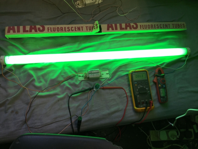 Atlas 30W T12 Green, and 30W T12 control gear experiments, 40W T12 choke
this is an experiment I have been meaning to conduct for a while now as contrary to popular belief 30W T8 and 30W T12 3ft tubes do not share the same electrical specifications 

and I have often wondered how well a 30W T12 is being driven on a normal 30W T8 choke, and also if this is why some British 3ft 30W T12 tubes where dual marked 30W/40W

see a 30W T8 is rated at about 110V 330Ma, but a 30W T12 is rated at about 85V 430Ma, so I often wondered if the dual marked tubes where so marked to say "run me on a 40W Choke please"

so I finally got round to doing a couple tests and indeed these experiments show that a 30W T12 is under run somewhat on a 30W T8 choke and runs better on a 40W T12 choke

in this picture the tube is shown running on a 40W T12 choke and if we do some maths 80*0.43*0.85=29W (the 0.85 is the power factor of the actual tube itself and must be factored into the equation when calculating the power dissipation of a discharge lamp)

the main important thing however is to note the current is a healthy 427Ma almost bang to the rated 430Ma the tube is rated for :) 
