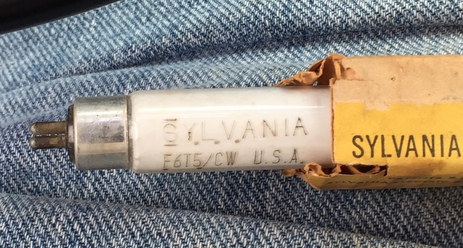 Sylvaina F6T5/CW from 1959
Here i found this old American oldies dated back from 1959.  This was made way before General Telephone took over.  Cant beat a Sylvania 6 watts T5 for 35 pence including sales tax.  (54 Cents U.S.) at Restore.

