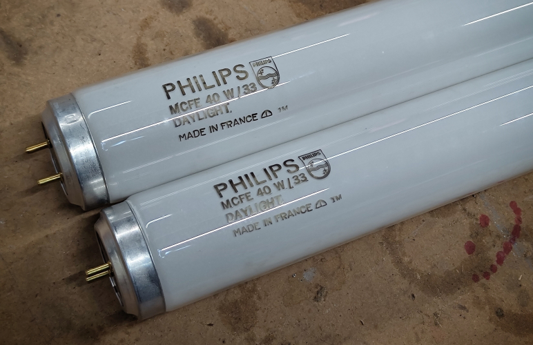 Philips 4' 40w/33 Daylight 

Philips 4ft 40w/33 fluorescent tubes, weirdly named "daylight" rather than cool white. Guessing these were not originally destined for the UK when manufactured?

Date code 1M (December 1991). Made in France.

Rescued from a lamp bin, clearly brand new and of course fully working.
