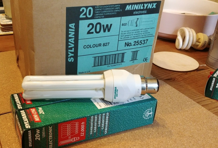 Sylvania UK Minilynx 20w CFL lamps

Arrived today, an eBay purchase. Sylvania Minilynx 20w CFLs, made in the UK, brand new partial box of 18.

Colour 827, 1200 lumens, 12000 hours 'guaranteed' lifespan, preheat start.
