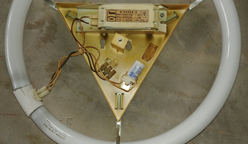 Thorn CF/LSG60 60w Circular Fluorescent Gear Tray & Osram Tube

Absolutely minging as you can see here, heavily nicotine stained, check out the colour difference between the new starter & everything else! This will be stripped down and given a thorough wash before it's put to use.

Osram halophosphate warm white tube appears well used & was made at the Bari factory in Italy in February 1995.
