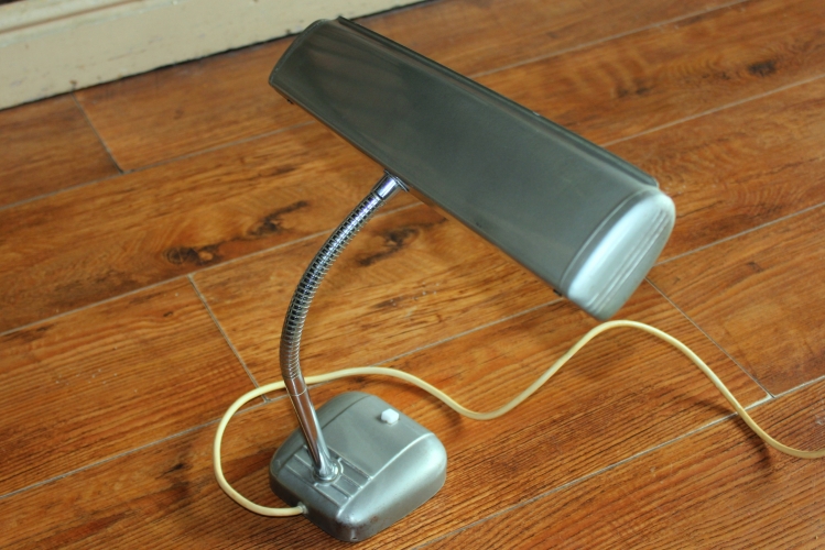 1950/60's Fluorescent Gooseneck Desk Lamp
15w Fluorescent gooseneck desk lamp, unknown era but most likely 1950/60's

This has a manual starter button and a capacitive ballast arrangement in the base. Came with a recent Philips tube sadly, 33/640 cool white from August 2008 (H8).
