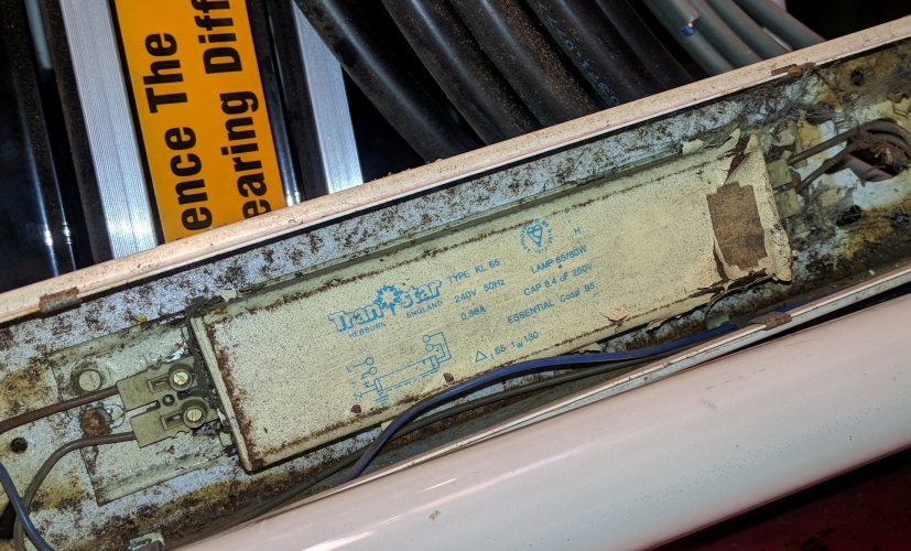 Crusty Old Transtar KL65 SRS Ballast

1980's Transtar SRS ballast, working fine as you'd expect despite being in the corner of a leaky shed for many years. It's fitted in a Crompton Sovereign which is pretty rusty and not worth refurbishing.
