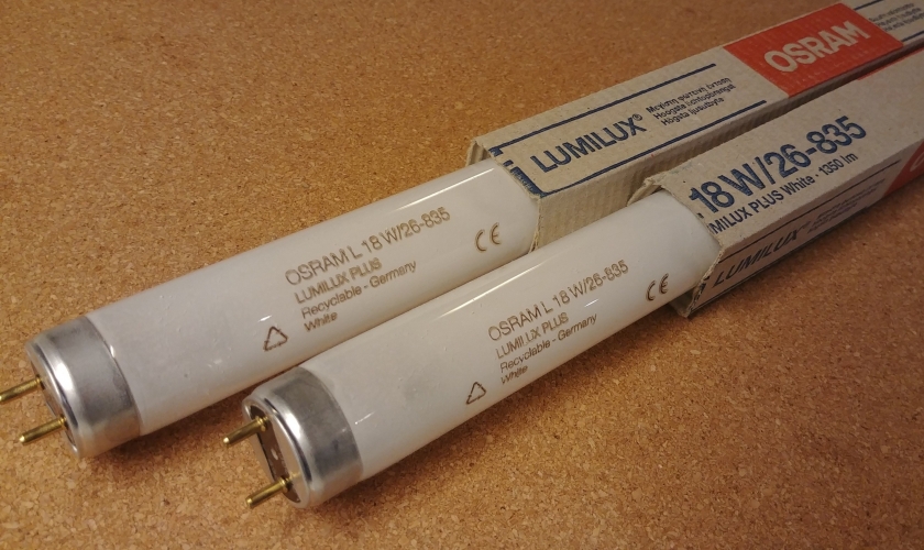 Osram Lumilux Plus L18w/26-835

1999 vintage Osram 18w 835's. I didn't know the old colour code for 835 was 26 until I spotted these. These have very thin phosphor around the cathodes, with the naked eye you can see them clearly (the camera doesn't pick that up so well)
