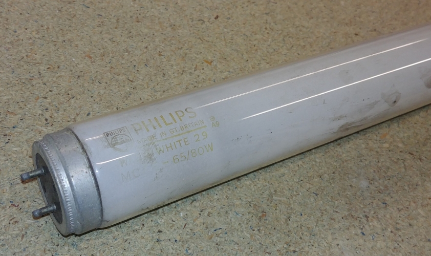 Philips 65/80w Warm White [01/69]

Tube bin rescue, in working order with some wear but looks like it will put in many more hours, as we know these things just run forever anyway.

Date code A9 = January 1969
