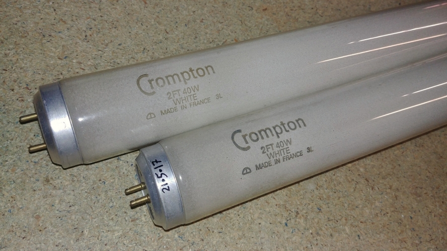Crompton 2ft 40w White

Saved these years ago, only just got around to making a 2ft 40w fitting to test them properly! Of course being Philips made they work just fine. Date code 3L = November 1993.
