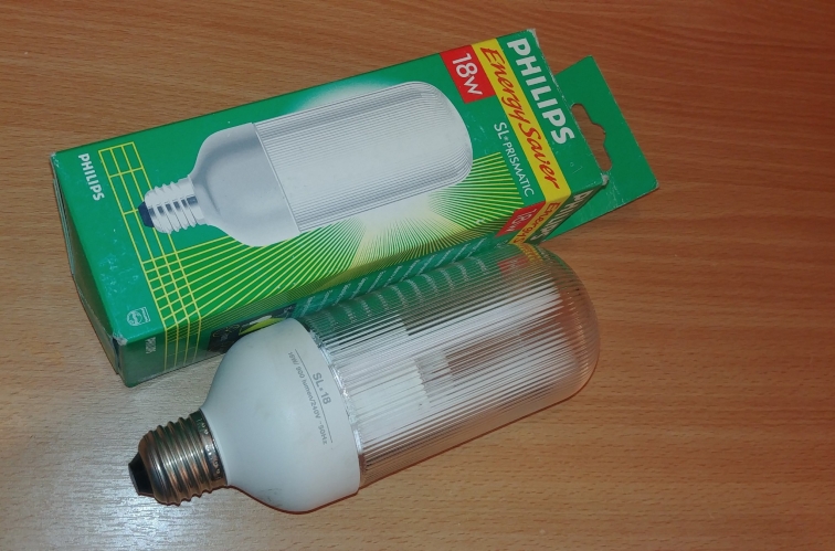 Philips SL 18 Prismatic

Philips SL 18w Prismatic lamps, not sure what generation this is but I think this green packaging is later? Date code 3F = June 1993.
