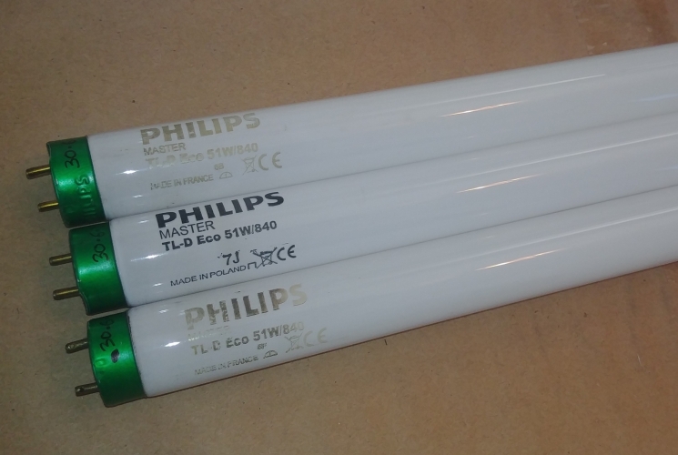 Philips TL-D 5' 51w Eco

The 5ft version of the 4ft 32w eco tubes uploaded recently.

These are good tubes but should only be used in a warm environment, Philips recommends 20Â°C+. Full brightness of these isn't achieved until an ambient temperature of 30Â°C! -only really achievable in an enclosed switch start fitting.
