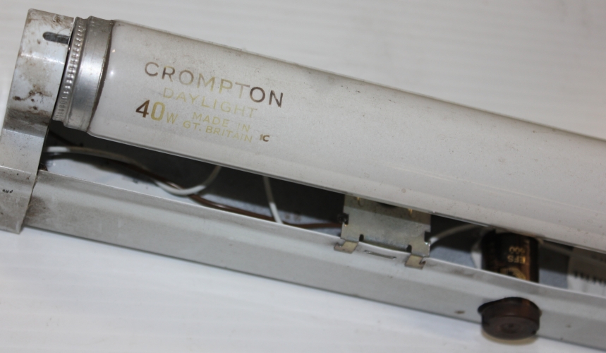 Crompton 4' 40W Daylight Tube (1971)
Unused Philips manufactured, Crompton branded 4ft 40w Daylight tube. Sadly no sleeve.

Date code 1C = March 1971.
Keywords: Crompton;Philips;Daylight;40W