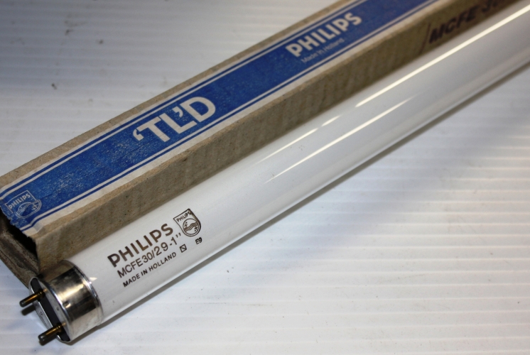 Philips MCFE 30/29-1" 3ft T8 Tube
Here you see a Philips 3ft 30w T8 warm white tube, unused in original sleeve.

Date code E9 = May 1989?

Made in Holland
Keywords: Philips;MCFE;30/29;T8