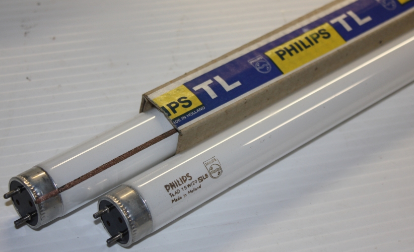 Philips TLAD 15W/29 18" Tube
Brand new in sleeves, Philips warm white 18" tubes with starting strip

Date code L8 - November 1968

Made in Holland
Keywords: Philips;TLAD;15W/29