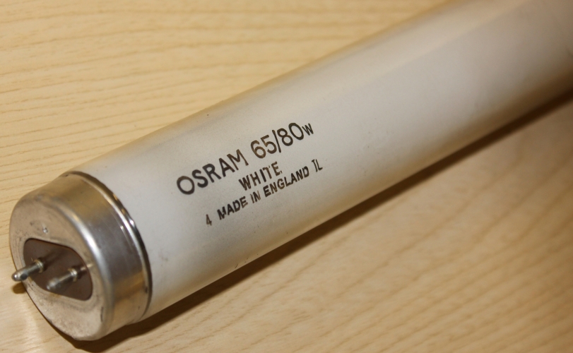 OSRAM 65/80W White 5ft Tube
Working fine

Halophosphate white 3500k

Made in England

Date code appears to be TL which according to the dating sheets might be November 86? Unsure
