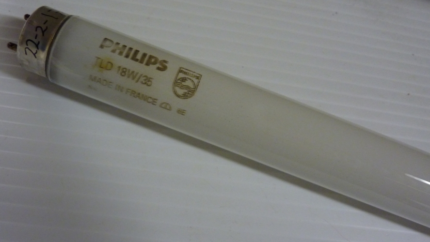 Philips TLD 18w/35 2' tube
Found at the bottom of a metal recycling container in a rusty puddle, looking very sad! Cleaned it up and it works fine, looks brand new!! Made in France. Date code 6E - May 1996
