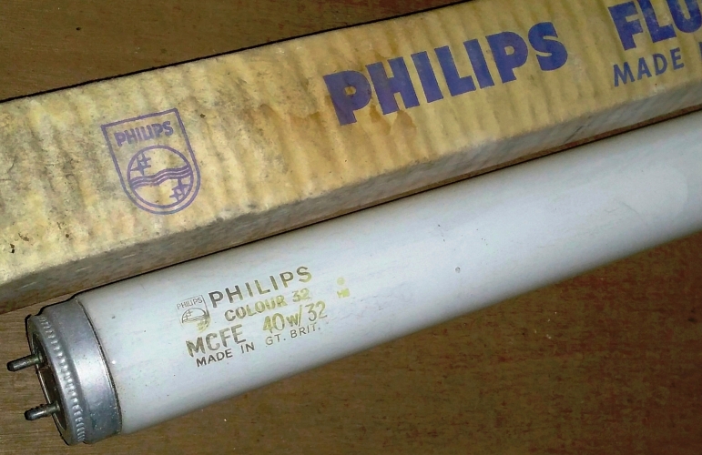 GB Philips Colour 32 MCFE 40w/32 (830)
Philips 4ft 40w Colour 32, MCFE 40w/32

Made in Great Britain, 4ft, Date code number isn't clear but is likely H8 = August 1968

Colour 32 which is 830 in modern terminology, but as this is Deluxe Halophosphate it's quite dim & only produces around 50lm/w
