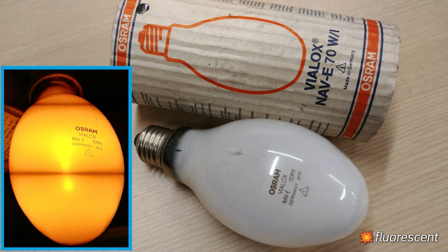 Osram Vialox NAV-E 70w [10/1987]

Unused in sleeve. Osram Vialox NAV-E (SON-E) lamp with internal igniter.

Date code H4 = October 1987
