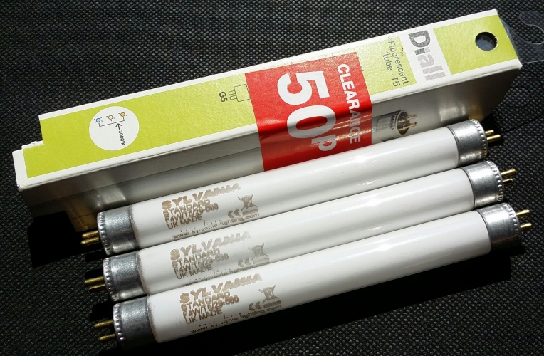 Sylvania UK 4w T5 warm white
Just got these three out of the bargain bin at B&Q. They're in Diall packaging, I was quite surprised to see UK made Sylvania branded tubes inside.

I don't have a 4w fixture, but one day I want to make a miniature switch-start batten for 4w tubes
