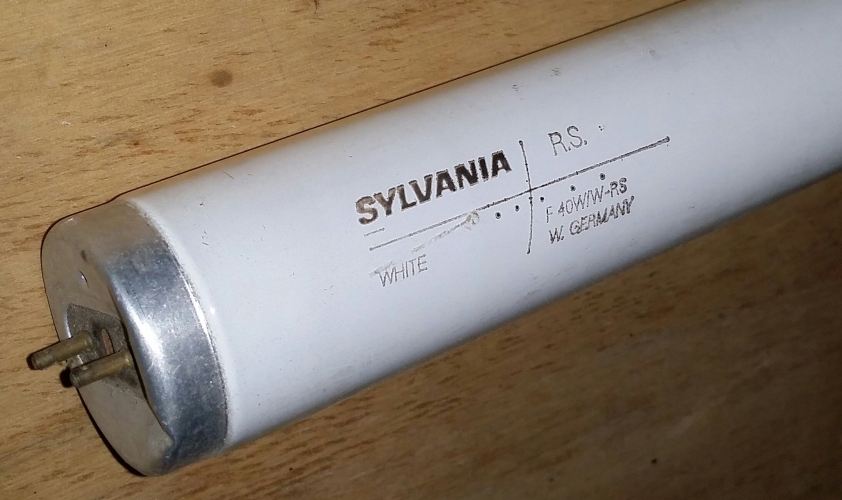 Sylvania 4' 40w White RS, West German
Picked this up today along with a few other bits. It's used and as you can see the end cap has been bashed, but it works fine and looks like it'll put in many more hours.

If I've read the date code sheet correctly, this one's from November 1978 or 1988
