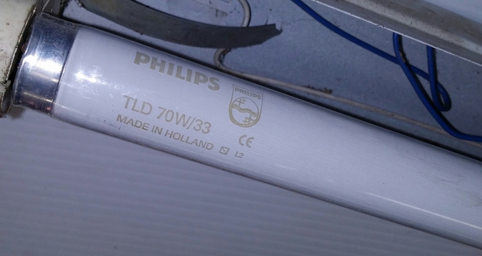 Philips TLD 70W/33 6' Cool White Tube With 'GlassGuard'
Date code L2 = November 2002.

Got a partial box of these. These came from a food environment so has a "Glassguard" fluoropolymer coating so if the tube gets broken, the glass and other contents are retained within
