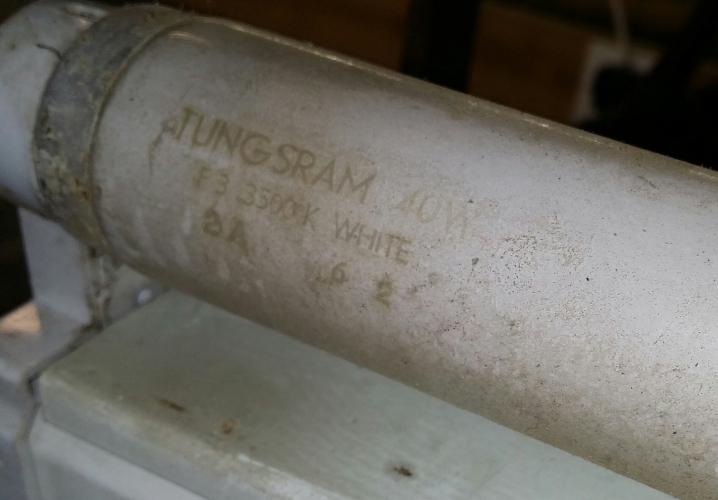 Tungsram 40w White
Has a huge black 'splodge' on one end, been left on a stuck starter? Working fine though, giving it a good long run today. Date code appears to be 2A, January 1992?
