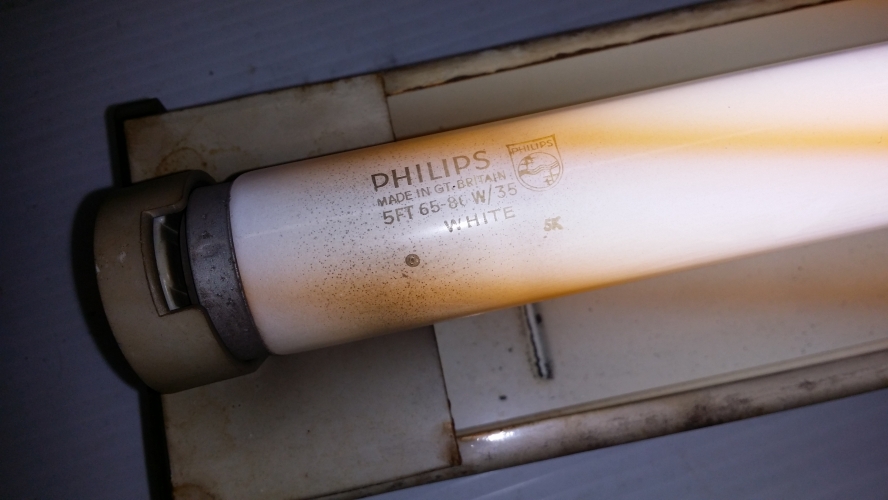 GB Philips 5FT 65-80W/35 White 
Philips 5FT 65-80W/35 White. Made in Great Britain. Date code 5K, October 85 or 75? Working fine, nice ripe phosphor! Got 3 of these. Pictured lit in a Crompton Star fixture running Quickstart gear.
