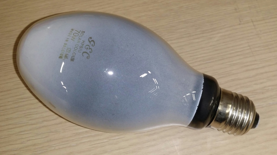 GEC HPS/U Solar Colour 70w SON-E
This lamp is absolutely hammered & very much dead sadly. It came fitted in the Holophane Wallpackette that I acquired recently.

This is made in Belgium so will be a Philips made lamp? Date code G5 = July 1985
