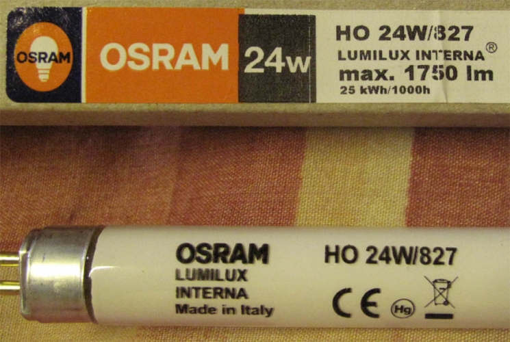 Osram 24W T5 HO 827
Sadly I cannot make the tube fit the 13W fixture without any irreversible mods so i'm gonna need a different use for this tube.
It's bright to say the least!
And in a lovely colour too.
Wonder how long it'll last?
