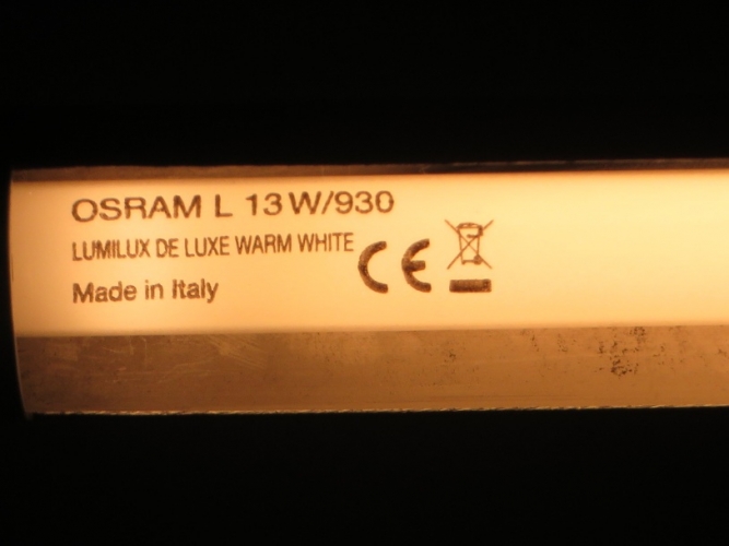 Osram 13W 930 Deluxe T5
Got this for that metal desk lamp I have.
Massive step up from a generic chinese "2700K" unknown phosphor thing.
If anyone would like a colour comparison shot let me know.
Don't like how dim it starts up though.
More worried about it pinking out than burning out.
