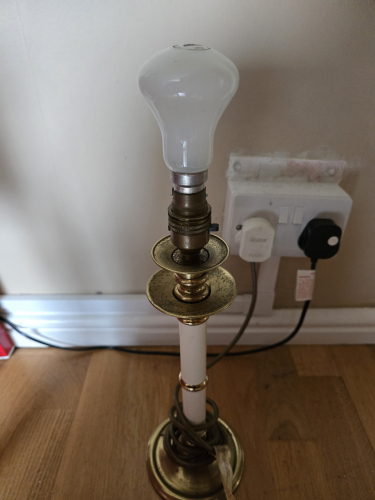 B22 light fixture with ASDA branded 40W mushroom bulb
I got this at the Saturday car boot sale - it was actually quite drenched from the rain however it was all okay to use after a dry up

Unfortunately the 40W ASDA mushroom bulb was EOL 
