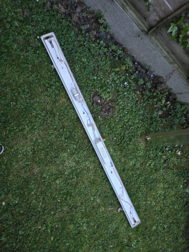 Thorn SRS weatherpack (gear tray upside down)
This is the Thorn SRS ballasted weatherpack with its gear tray upside down so you can see the capacitor too 

The tube it came with as advertised is a Philips MCFE colour 35 tube made in France 
