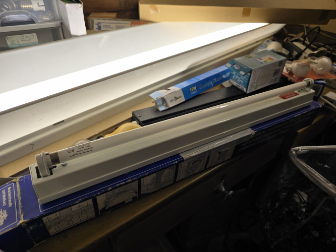Unknown 13W T15 fluorescent fixture with Thorn EMI 13W tube
This was a car boot sale find back in 2023 and Im showing this cos I wanted to open it up to see the internals 
