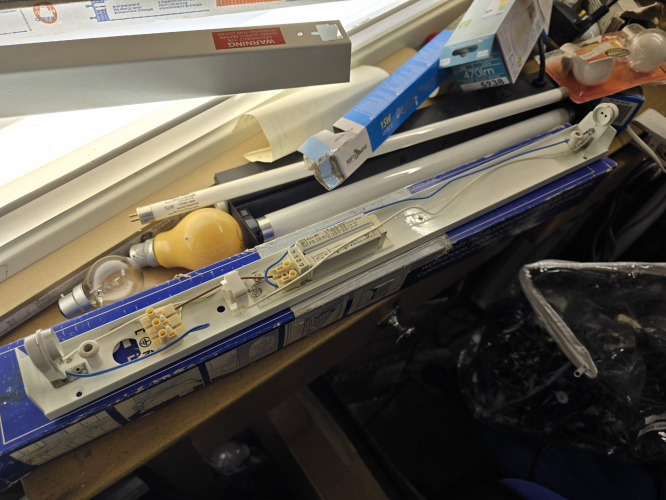 Unknown 13W T5 fluorescent fixture with Thorn EMI tube
Here it is opened up revealing the efa branded starter thats made in Holland and the ballast is made in W Germany 

