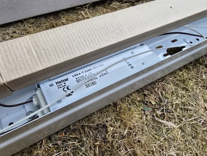 Tamlite TL 58 fluorescent fixture Helvar ballast 
Been after this Tamlite TL 58 fluorescent fixture which is a copy of the Tamlite fluorescent fixture in our utility room that was installed in 2004 - got this BNIB at the car boot sale this weekend Saturday 

Here is the Helvar 58w/65W magnetic ballast which is a bit of a surprise as usually Tamlite goes for the Tridonic gear
