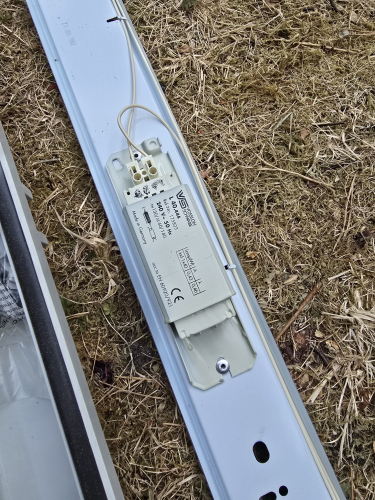 Unknown 36W weatherpack fluorescent fixture - VS ballast 
Definitely got this alongside with the Tamlite TL 58 fluorescent fixture on Saturday car boot sale 

It came with no tube BNIB and that is its VS ballast 
