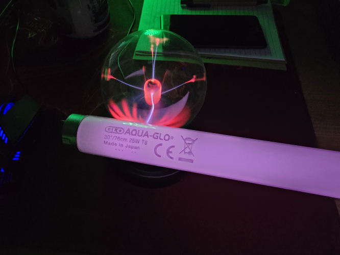 Aqua - Glo 25W T8 fisk tank tube
Using a plasma globe is the only way I can light it up for now 
