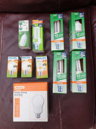 Collection of CFLS from car boot sale 2023 mid summer 
Just to show some examples of OSRAM Dulux EL Longlife 20W CFLS I've got 
