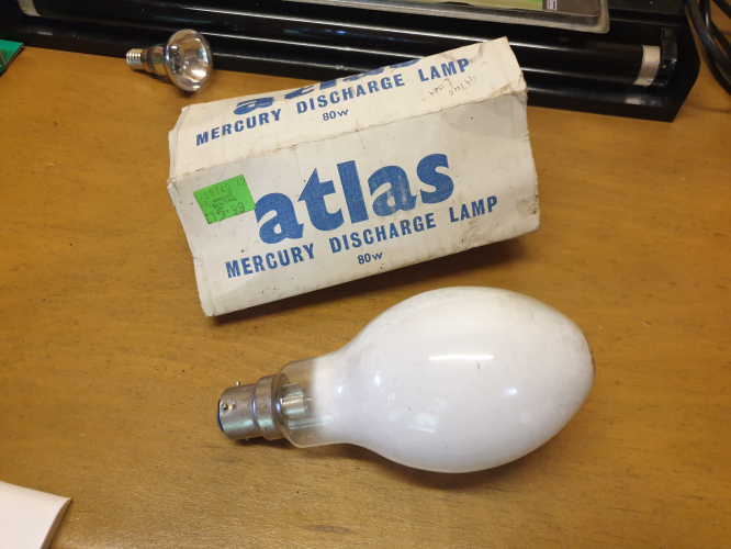 Atlas Mercury Discharge lamp 80W
Etch (on top) shows "MBF/U ATLAS 80W Kolorlux" Made in Britain

Was a carboot sale find in early Autumn 2023
