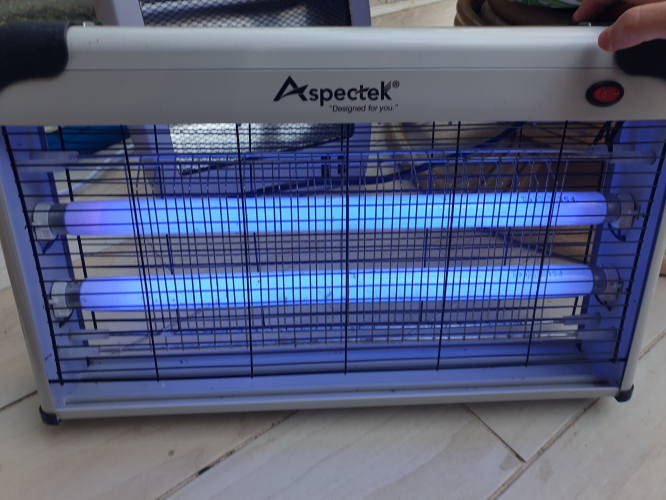 Aspectek 30W bug zapper 
Takes 2x 15W T8 BL tubes 

These FSL tubes have a deep blue/violet hint 
