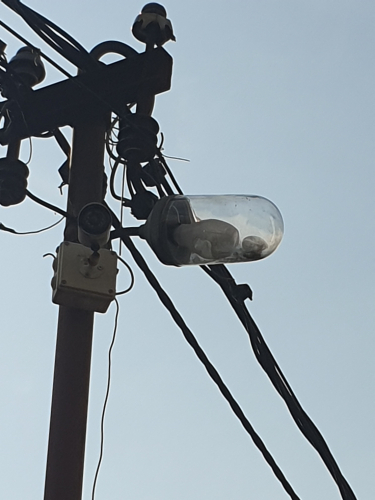 Busted SON-E bulb in capsule fixture 
Some building I passed by whilst on the walk to Perast town had this cool looking fixture with a SON-E bulb that was busted 
