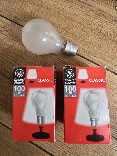 General Electric 100W GLS incandescent bulbs
2x of them from Sunday car boot sale 

Love these GE red boxes for their GLS bulbs 

My childhood 
