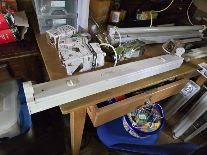 Fitzgerald LPF18 2ft fluorescent fixture (how it came)
This is how it came before trying out my existing collection of 2ft 18W tubes which due to the design of the holders I am prevented from trying out the T12 tubes on it 
