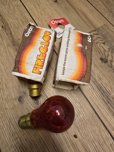 OSRAM fireglow 60W GLS bulbs with 3 pin B22
Got 2x of these and they both got the 3 pin B22 base 
